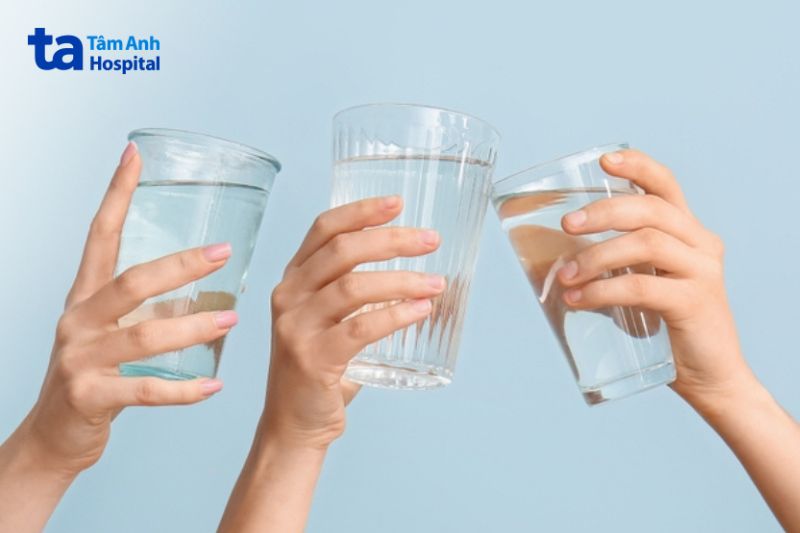 uống đủ nước giúp nhỏ lỗ chân lông
