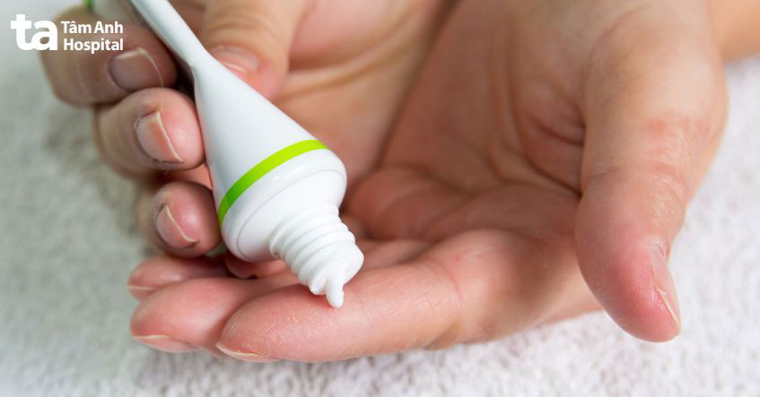 thuốc bôi mụn nhọt hoạt động bằng cách diệt khuẩn