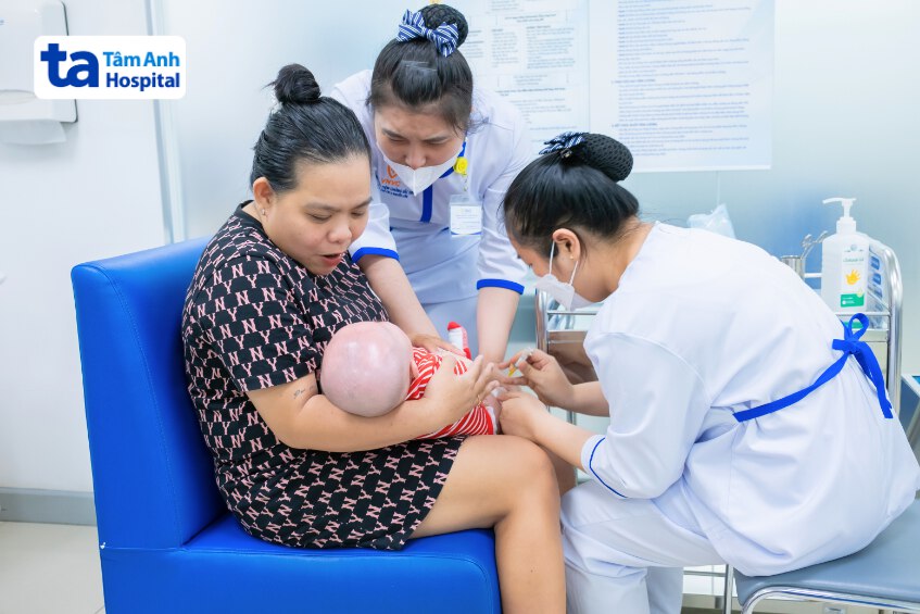 tiêm phòng cho bé