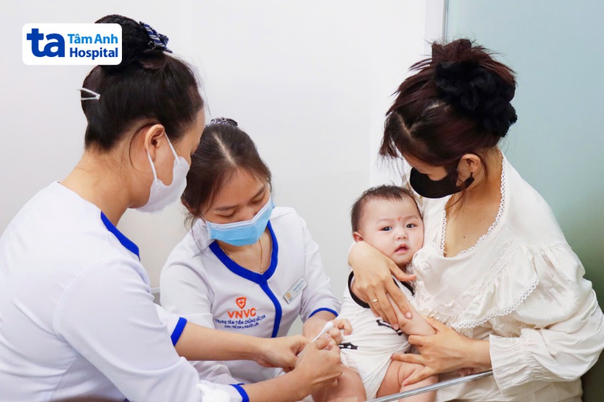 tiêm vacxin cho trẻ nhỏ