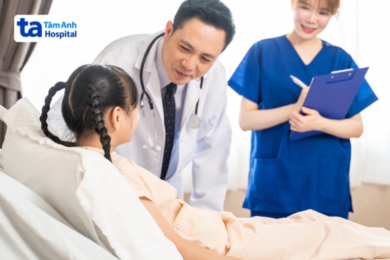 trẻ em bị sốt rét cần đưa ngay đến bệnh viện