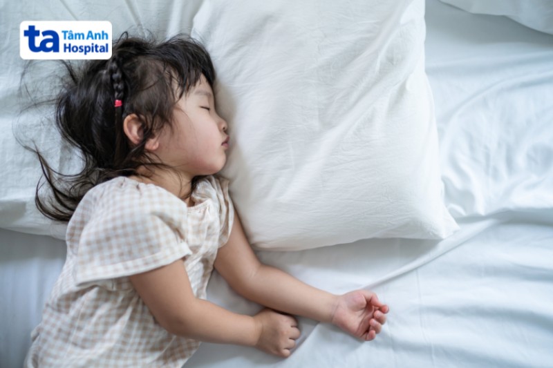 không nên đắp chăn quá kín cho trẻ khỉ ngủ