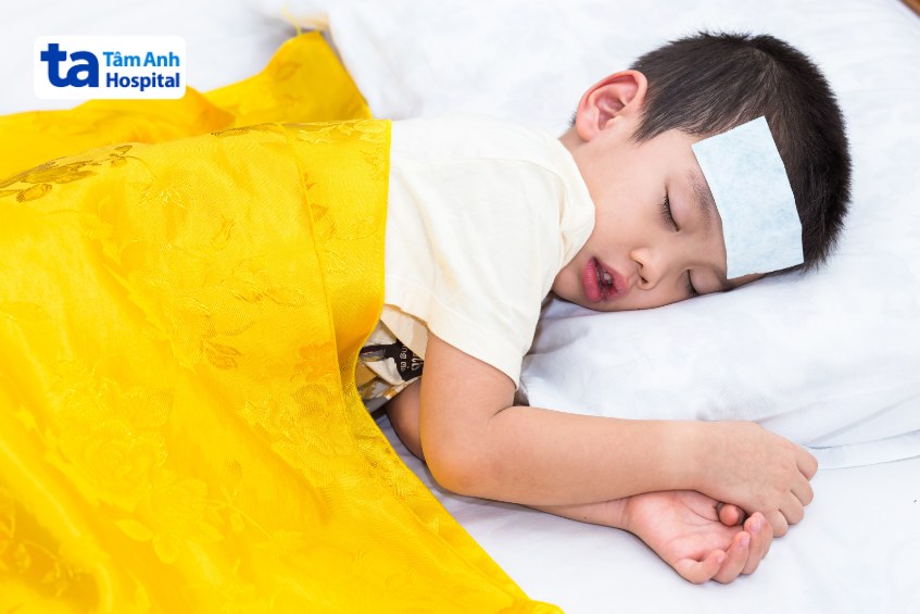 Trẻ bị tay chân miệng cần hạ sốt 