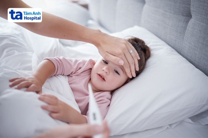 trẻ bị tay chân miệng kèm sốt cao trên 2 ngày