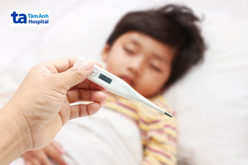 Trẻ bị tay chân miệng sốt cao không hạ là dấu hiệu cần khám ngay