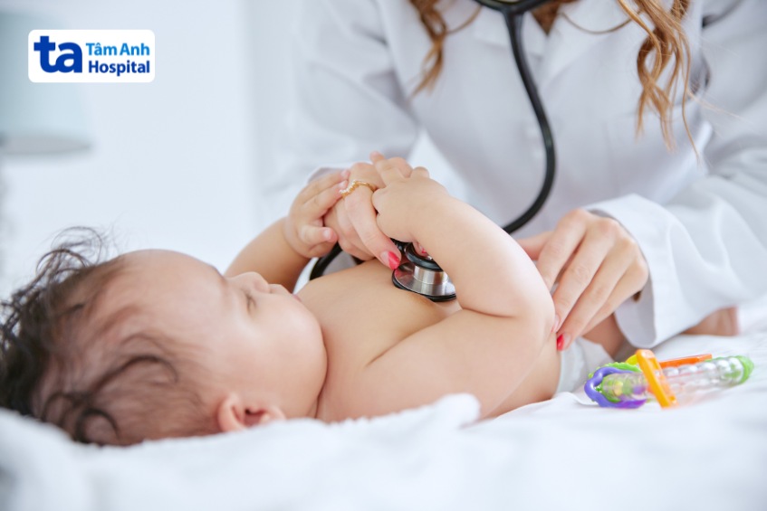 trẻ bị thoát vị rốn cần được bác sĩ kiểm tra