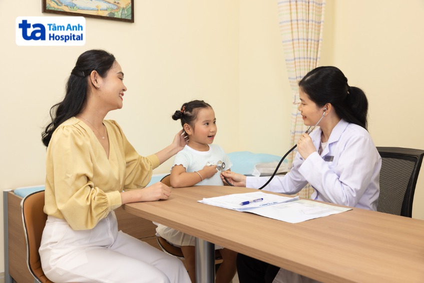 trẻ có dấu hiệu viêm tiểu phế quản được bác sĩ kiểm tra