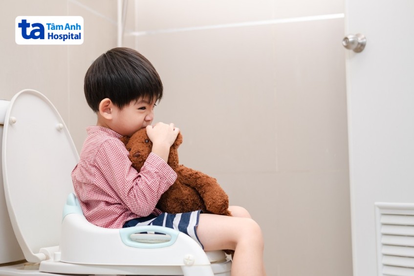 trẻ sau phẫu thuật tạo hình hậu môn