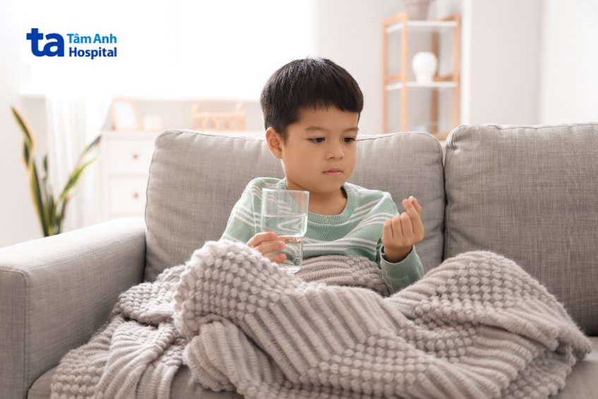 trẻ sốt cao trên 38 5 độ c cần được uống thuốc hạ sốt kịp thời
