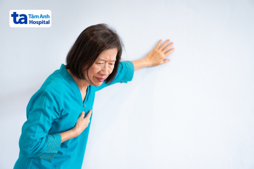 Triệu chứng điển hình của suy tim là đau ngực, khó thở, giảm khả năng gắng sức, phù…
