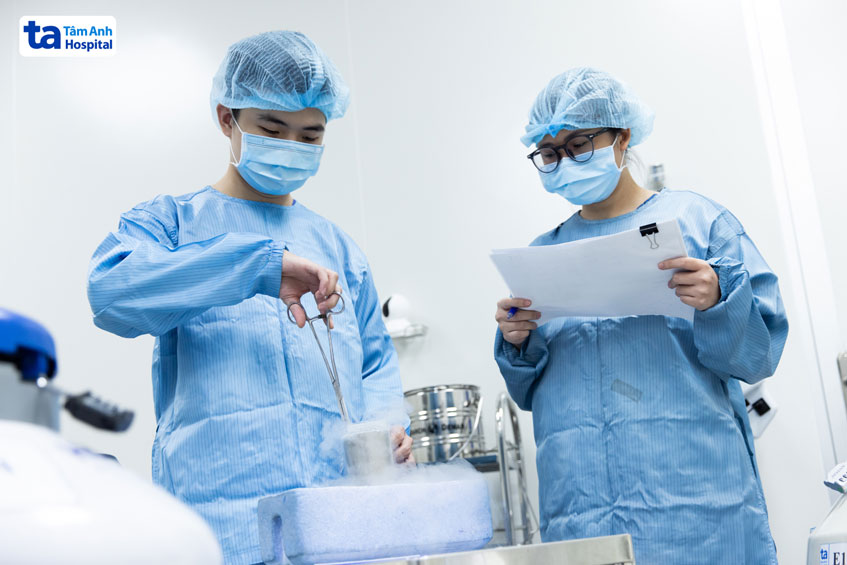Một nửa số tinh trùng được trữ đông lạnh nhằm bảo toàn khả năng sinh sản của người bệnh