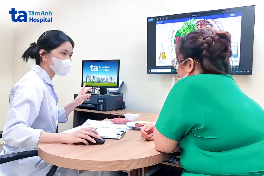 Chuyên viên dinh dưỡng Bệnh viện Đa khoa Tâm Anh tư vấn điều chỉnh chế độ ăn uống cho chị T