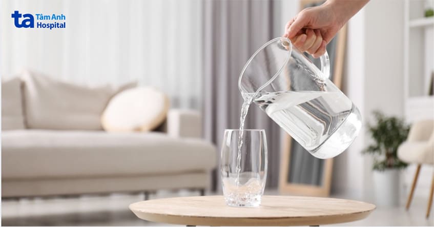 uống đủ nước giảm bớt triệu chứng của bí tiểu