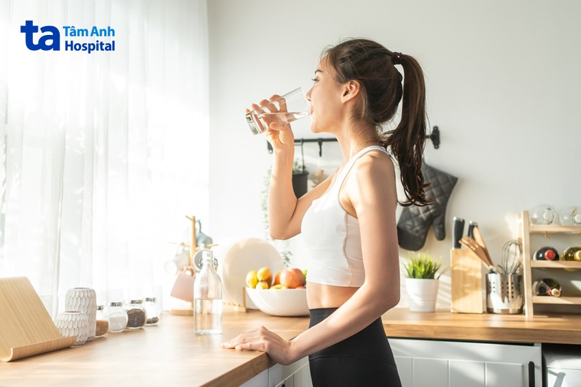 uống nhiều nước giúp giảm mỡ dưới da