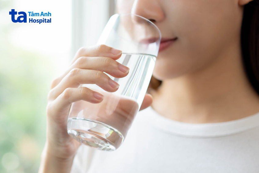 Bổ sung đủ lượng nước để giảm tình trạng kích ứng muối sinh lý được dùng để bơm vào tử cung sau thủ thuật