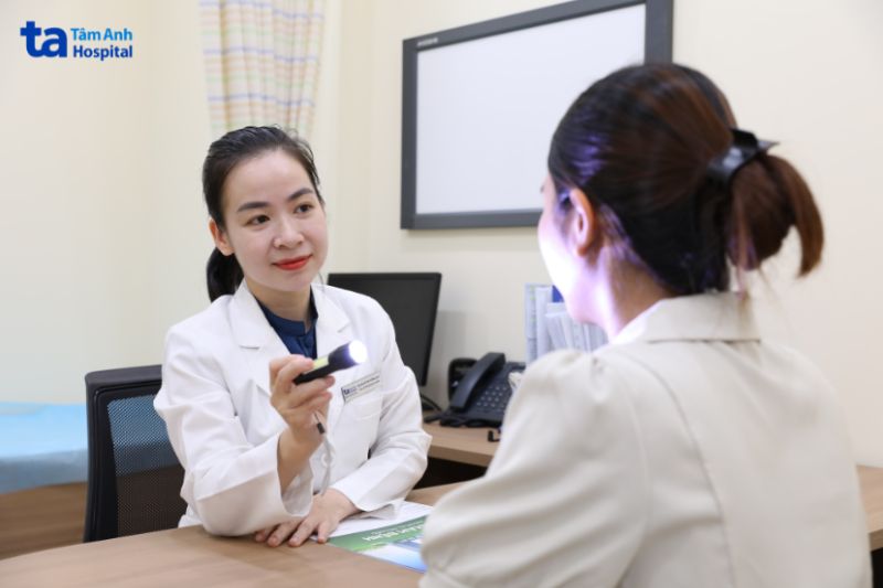 bác sĩ đang tham khám da cho khách hàng