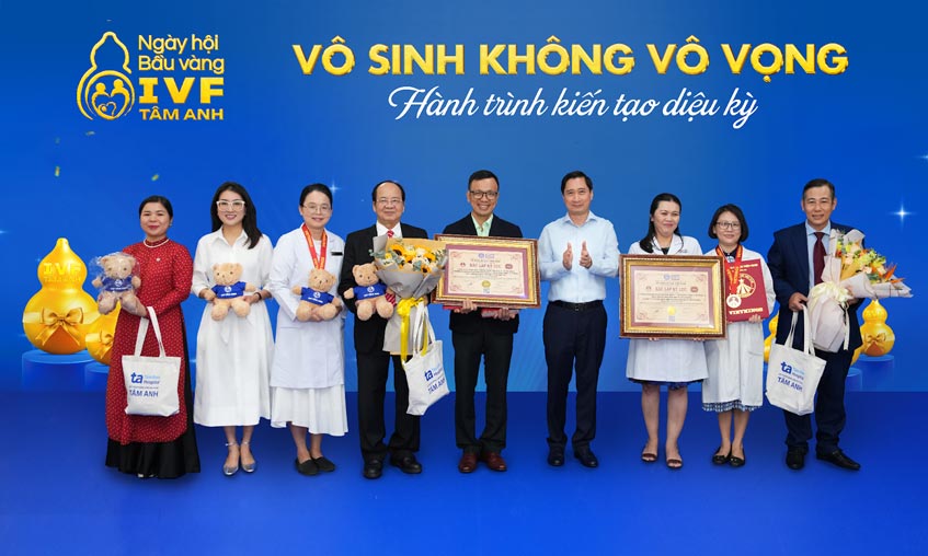 Giáo sư, Viện sĩ Hoàng Quang Thuận (thứ tư từ trái qua) trao kỷ lục cho các bác sĩ đại diện IVF Tâm Anh TP.HCM