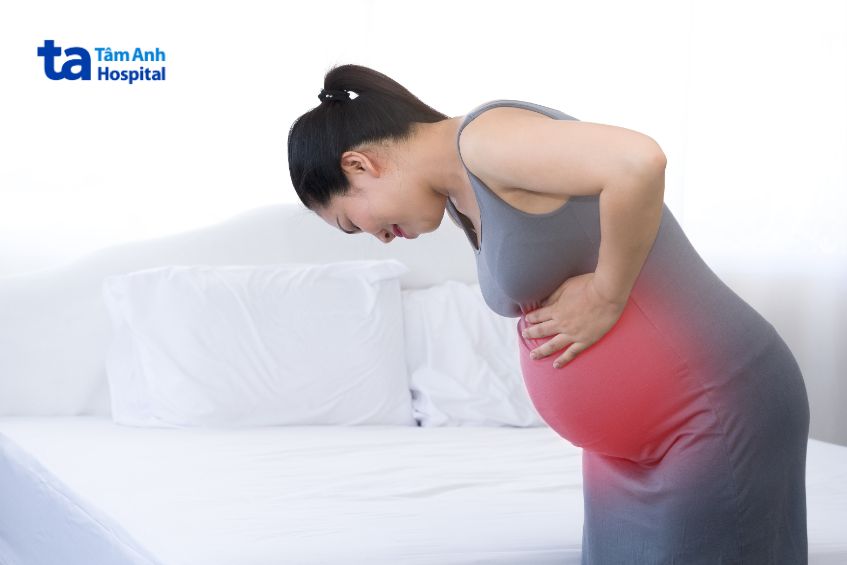 Mẹ bầu xuất hiện các triệu chứng như xuất huyết âm đạo, đau bụng… cần thăm khám ngay để được chẩn đoán chính xác và can thiệp kịp thời tránh nguy hiểm
