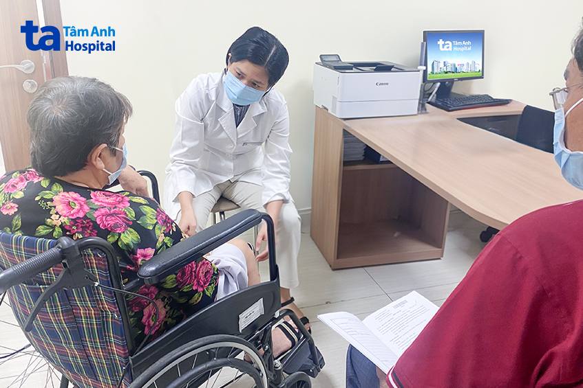 Bà D được người thân đưa đi khám đái tháo đường