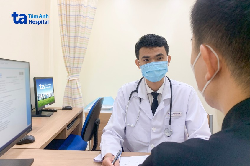 Bác sĩ Bắc khám cho một bệnh nhân tại Phòng khám Đa khoa Tâm Anh Quận 7