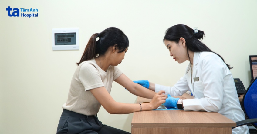 bác sĩ bệnh viện tâm anh khám cho bệnh nhân