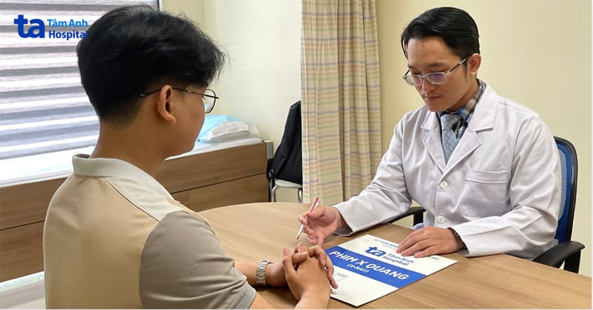 bác sĩ chẩn đoán và tư vấn cho bệnh nhân