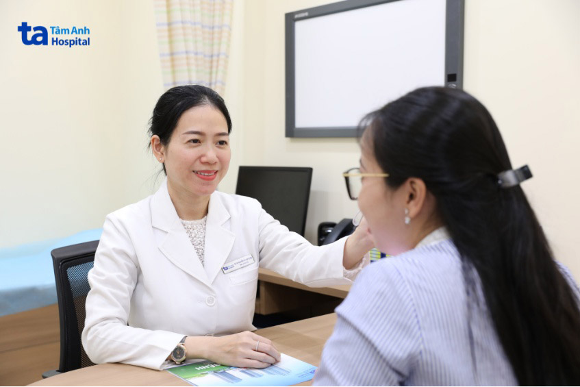 bác sĩ Dung kiểm tra tình trạng da cho khách hàng