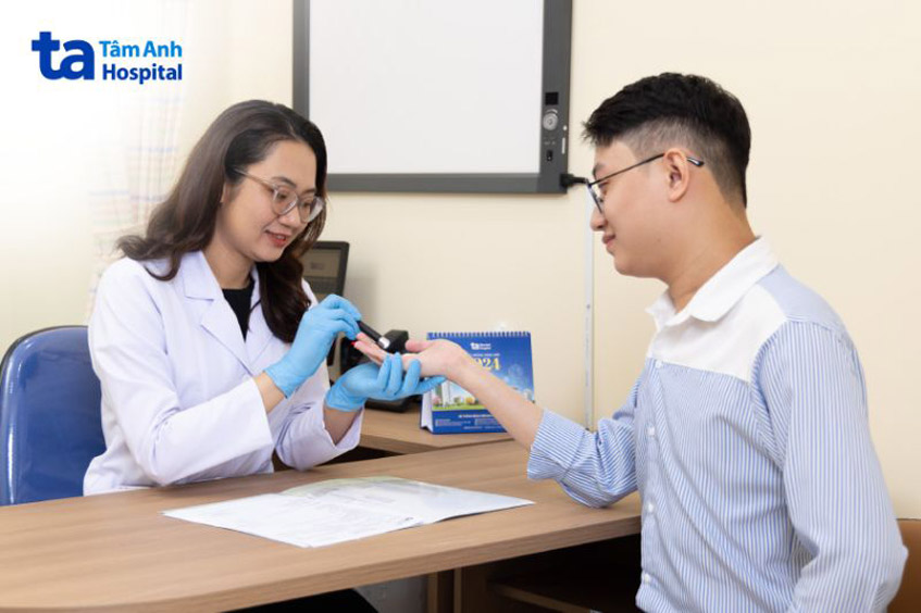 bác sĩ Dung tư vấn cho bệnh nhân