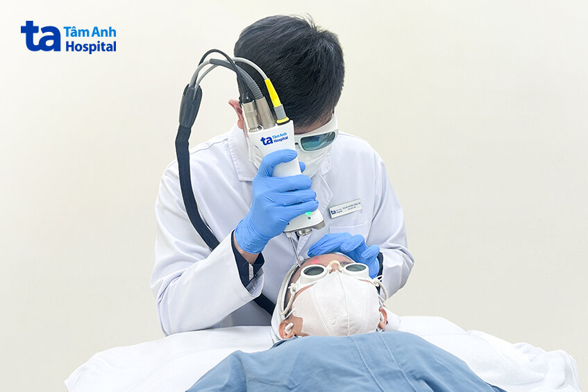 bác sĩ đang điều trị