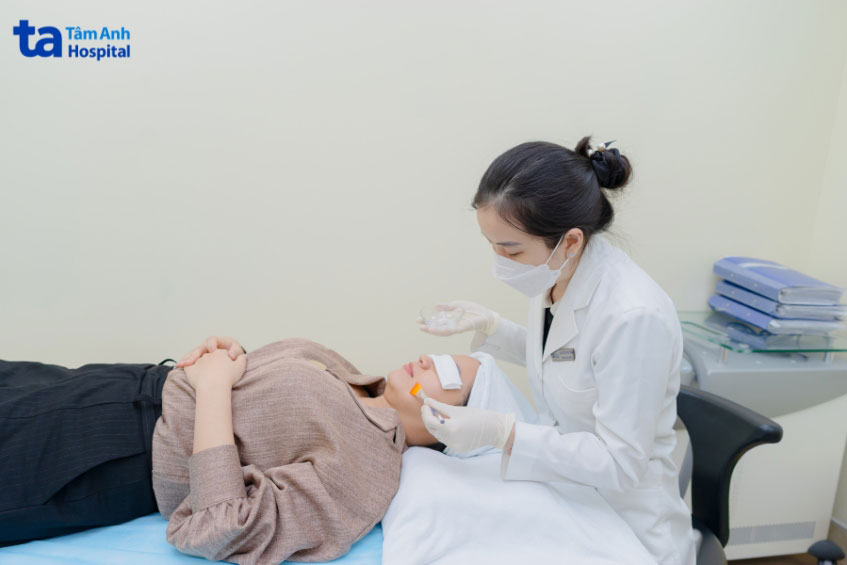 bác sĩ đang peel da cho khách hàng
