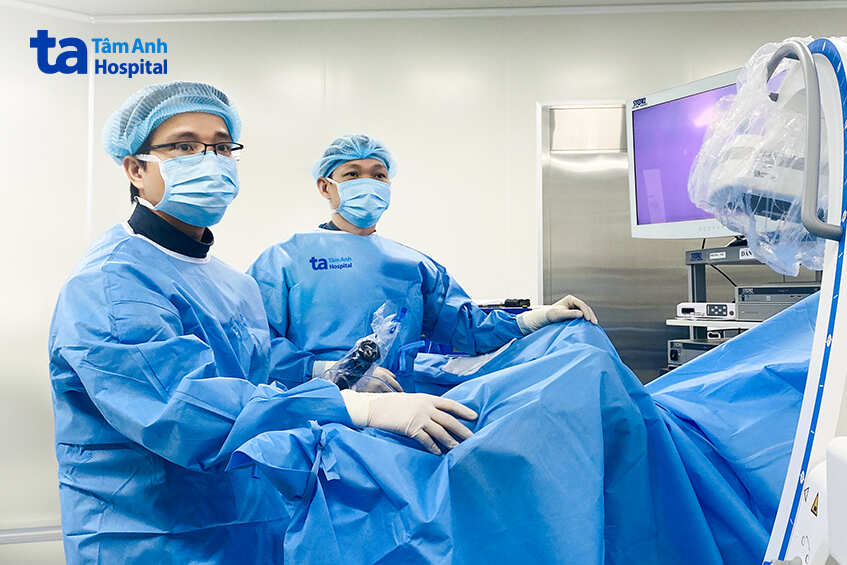 bác sĩ đang thực hiện