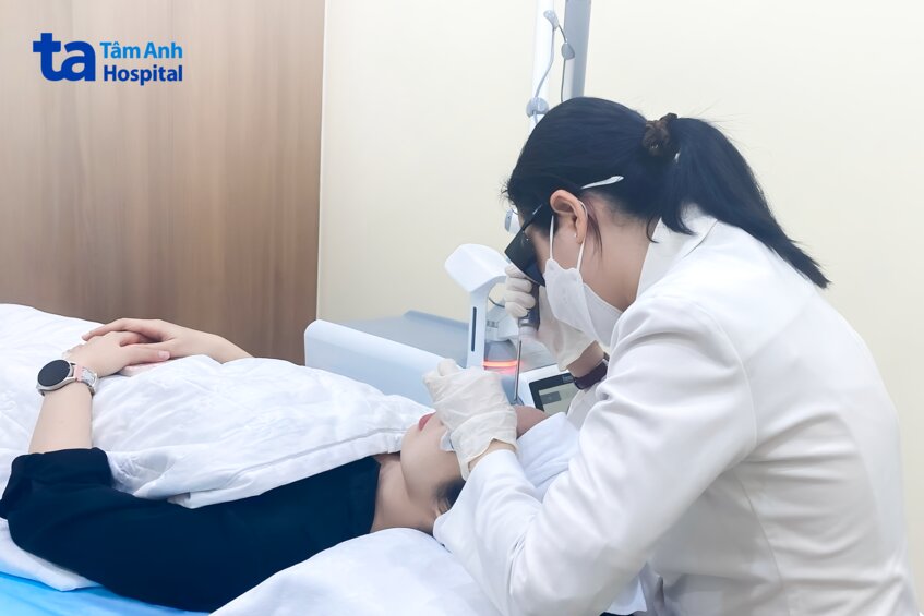 bác sĩ đang thực hiện ca bệnh