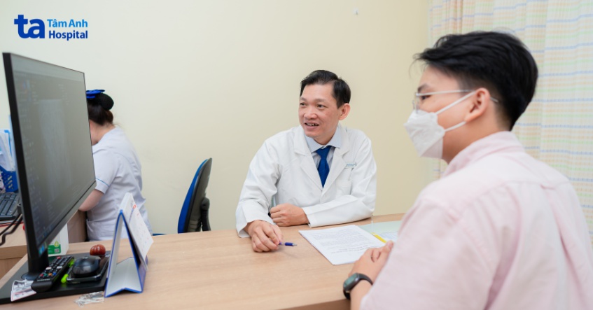 bác sĩ đang trao đổi với bệnh nhân