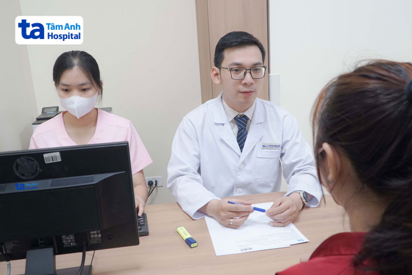 bác sĩ đang tư vấn cho thai phụ