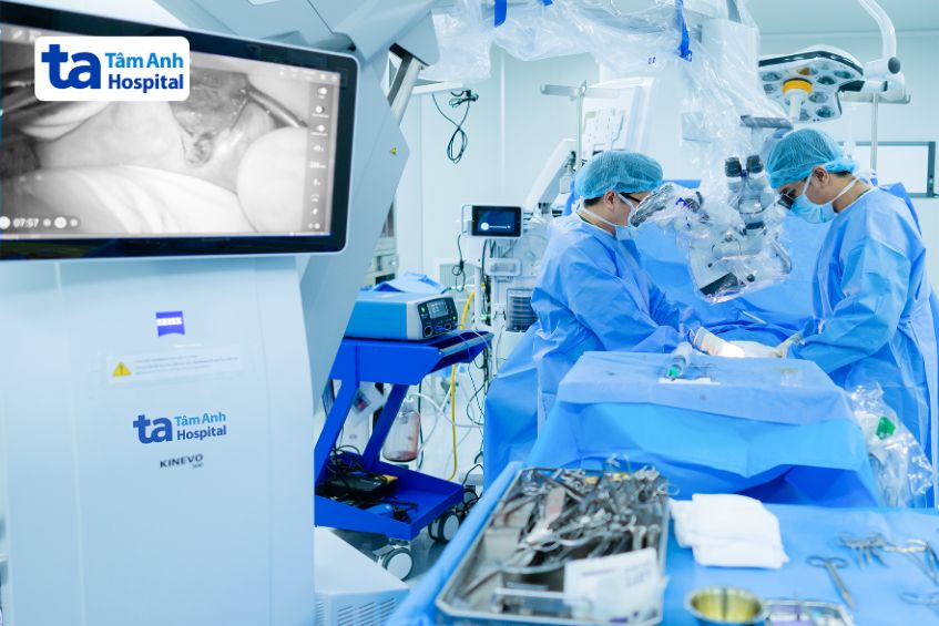 Bác sĩ Danh (bên phải) mổ micro-TESE tìm tinh trùng cho người bệnh