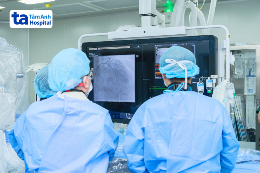 bác sĩ đặt stent cho bệnh nhân
