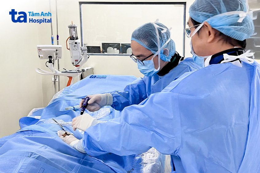 Bác sĩ đặt stent graft điều trị phình động mạch chủ cho bệnh nhân