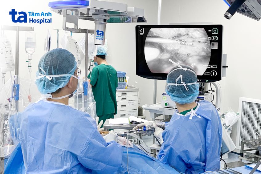 Bác sĩ Dũng (trái) cùng ê kíp phẫu thuật nội soi cắt hạch giao cảm cho bệnh nhân