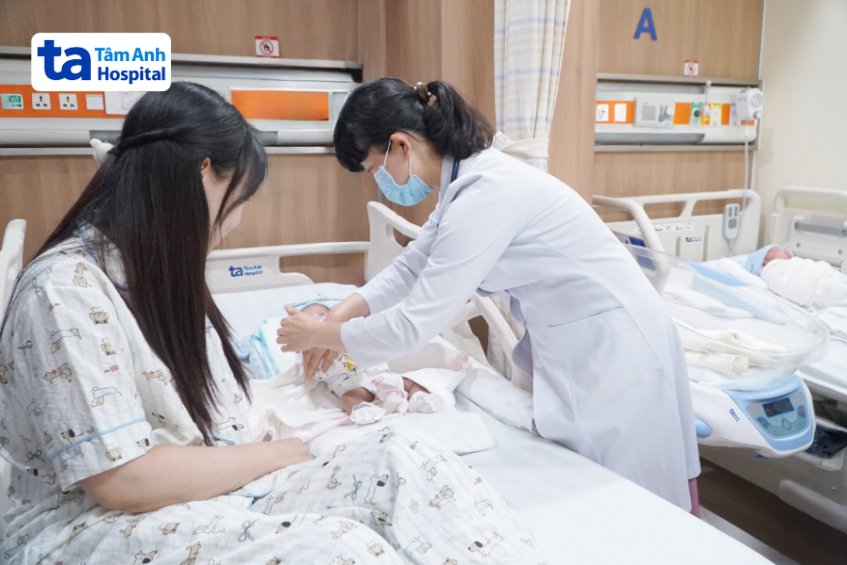 Bác sĩ Dung kiểm tra sức khỏe cho cặp song sinh