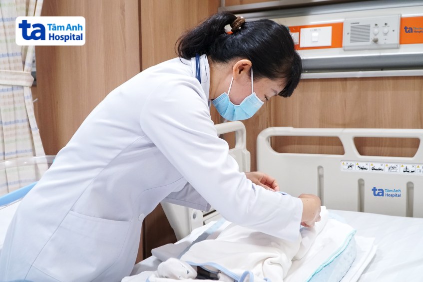 Bác sĩ dung kiểm tra sức khỏe cho một bé sinh non