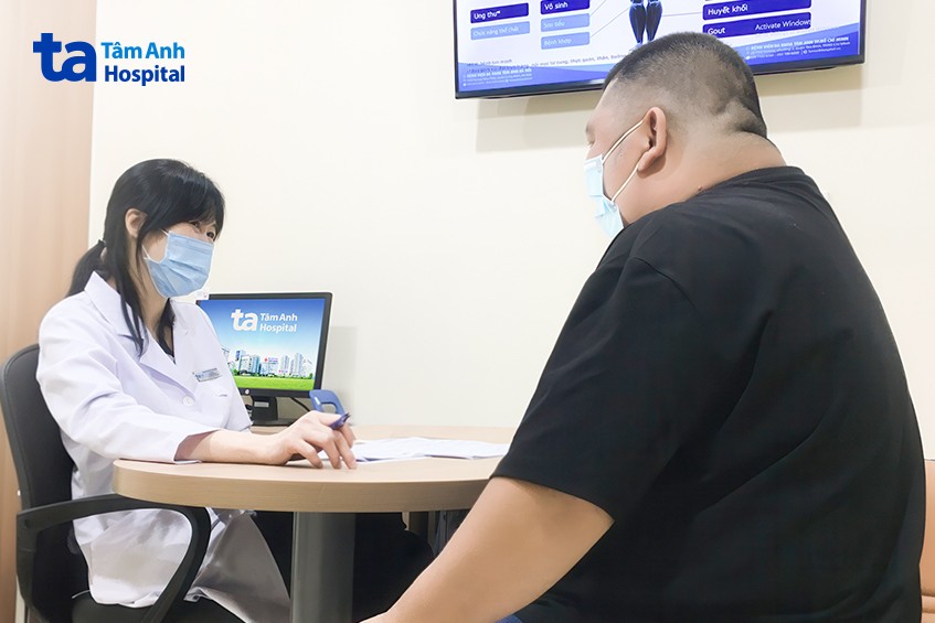 bác sĩ hà tái khám cho anh t sau khi giảm 3kg