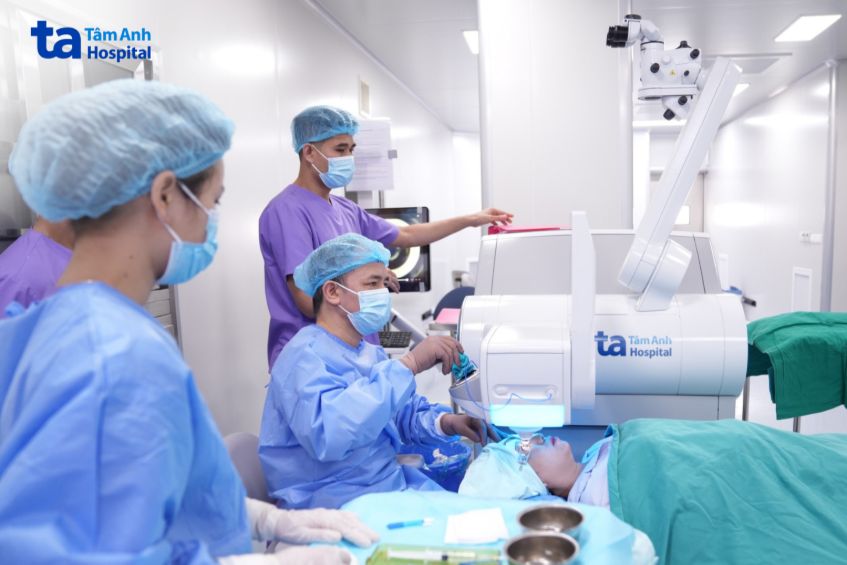 bác sĩ hiệp phẫu thuật cho bệnh nhân