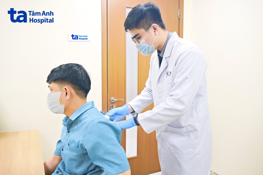 bác sĩ khám cho người bệnh