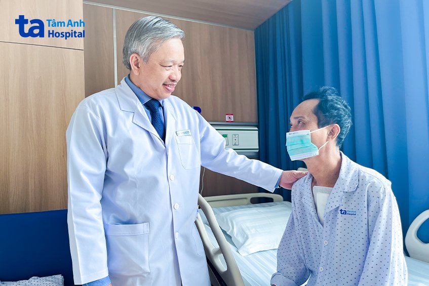 Bác sĩ Khang căn dặn bệnh nhân tuân thủ lịch tái khám, sinh hoạt điều độ sau khi xuất viện