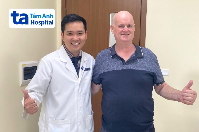 bác sĩ khoa chụp ảnh với người bệnh