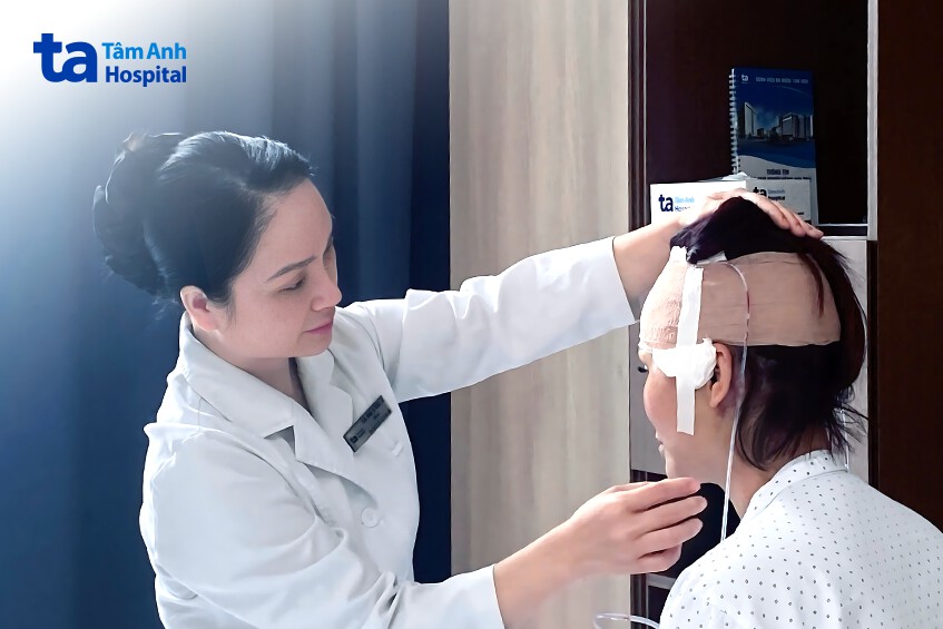 bác sĩ kiểm tra cho người bệnh