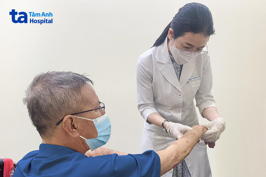 bác sĩ kiểm tra tình trạng ghẻ