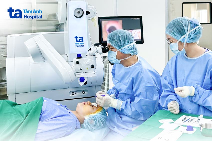bác sĩ nghĩa động viên h trong quá trình mổ
