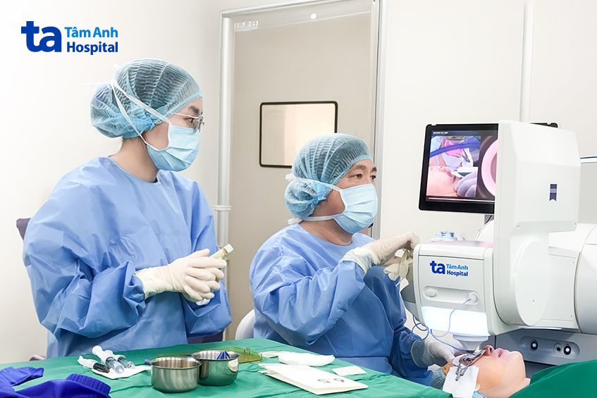 bác sĩ nghĩa thực hiện mổ smile pro