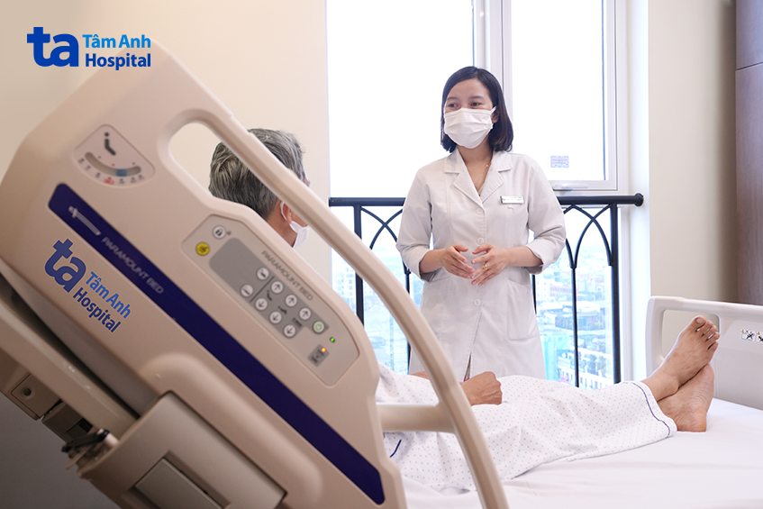 bác sĩ ngọc khám cho ông hiền